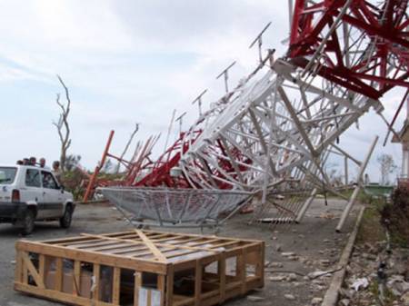 Torre de comunicación destruida