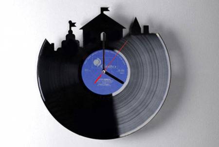 Reloj con forma de castillo hecho con disco de vinilo antiguo