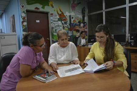 La periodista Mileyda Menéndez y las especialistas del Cenesex Elvia de Dios Blanco y Lilian Burgos Martínez