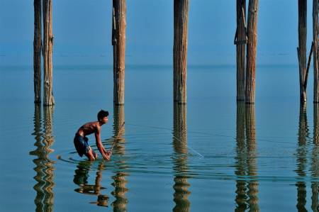 Niño pescando en el lago Taungthaman