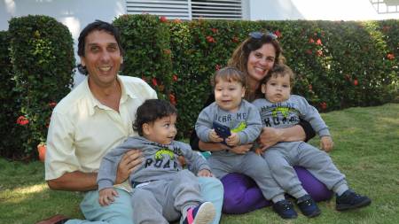 Daydee Díaz y Juan Carlos Balart junto a sus pequeños