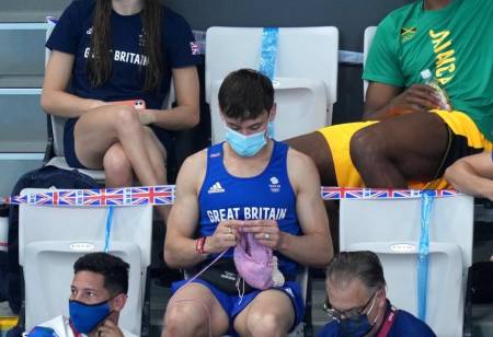 Tom Daley, hoy campeón olímpico de clavado teje para recaudar fondos que ayuden a chicos gays que no tienen apoyo de sus familias.