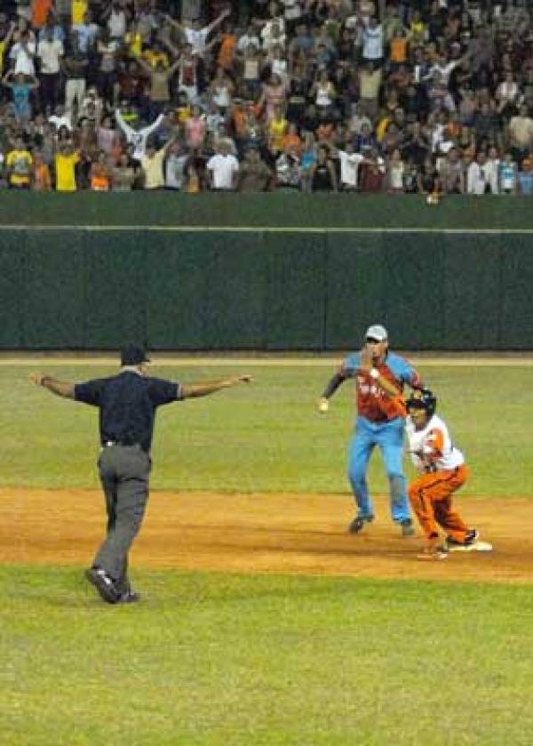 La jugada en segunda Borroto vs Leonys