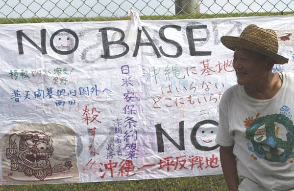 Carteles en las afueras de una base en Okinawa