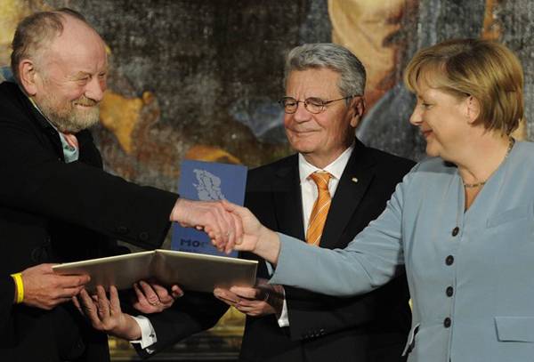 Canciller Angela Merkel y artista danés Kurt Westergaard