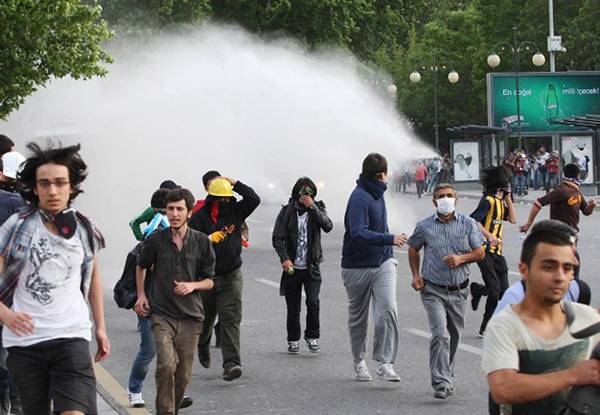 Manifestantes se enfrentan a una brutal represión