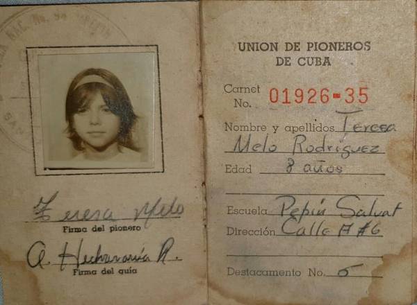 Carnet de pionero de Teresa Melo