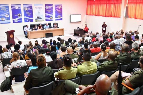 A consulta en Santiago de Cuba anteproyecto de Ley de Educación